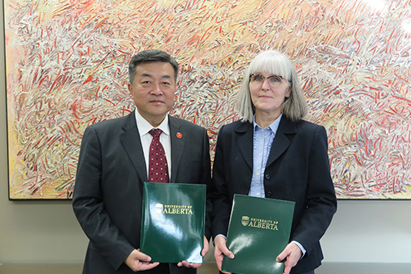 Li Min signed a cooperation agreement with University of Alberta.