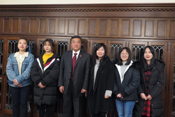 Li Min with the teachers and students of HNU who pursue further study at St. Joseph’s University