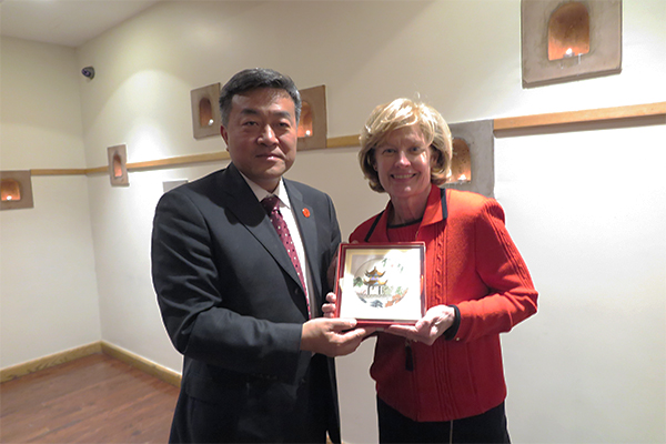 Li Min with the President of University of Delaware